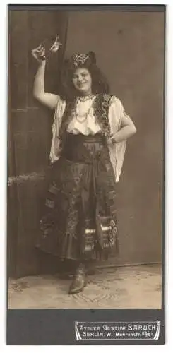 Fotografie Geschw. Baruch, Berlin, Mohrenstr. 63/64, Dame als Zigeunerin im Kostüm mit Tamburin / Schellenreif, 1909