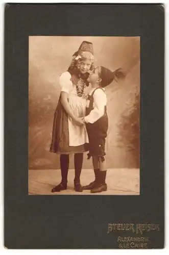 Fotografie Atelier Reiser, Alexandrie, zwei kleine Kinder zum Fasching in Tracht verkleidet