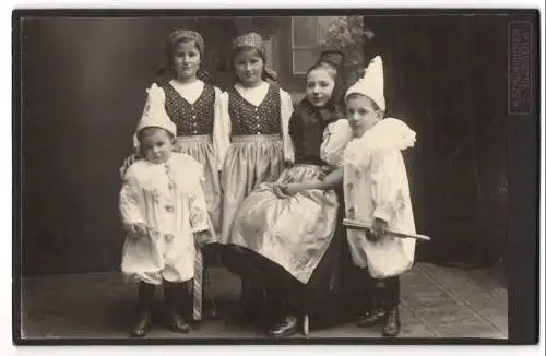 Fotografie H. Schönbucher, Villingen, Portrait kleine Kinder zum Fasching als Clowns und in Tracht verkleidet