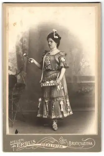 Fotografie Ferbus, Bruck a. d. Leitha, junge Frau als Süssigkeitenverkäuferin zum Fasching im Kostüm mit Bauchladen