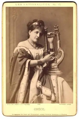 Fotografie E. Vogelsang, München, Dame im Tracht aus Griechenland spielt Harfe, Grece, les Nationalites