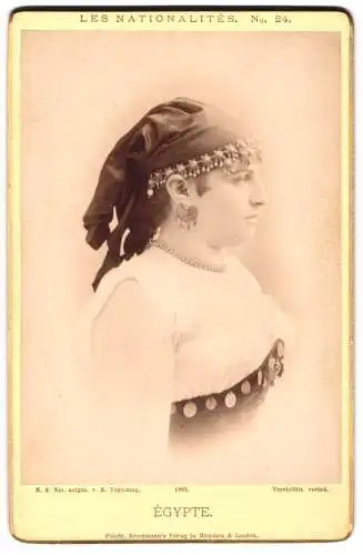 Fotografie E. Vogelsang, München, Frau in Tracht Ägypten, Egypte, mit Halbmond Ohrringen, les Nationalites