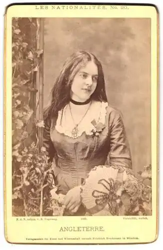 Fotografie E. Vogelsang, München, junge Dame mit langen Haaren in Tracht England / Angleterre, les Nationalites