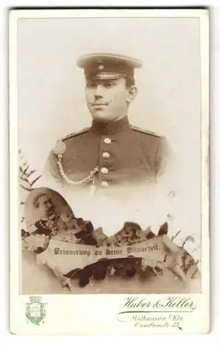 Fotografie Huber & Keller, Mülhausen i. Els., Soldat in Uniform Rgt. 12 mit Schützenschnur, Passepartout mit Kaiser Wil.