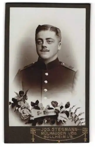 Fotografie Jos. Stegmann, Mülhausen i. Els., Soldat in Uniform Rgt. 142, Passepartout zur Erinnerung