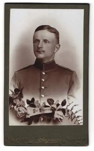 Fotografie J. Stegmann, Mülhausen i. Els., Soldat Emil Neuelmann aus Salzwedel in Uniform Rgt. 142, Passepartout, 1909