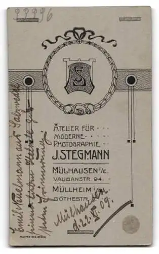 Fotografie J. Stegmann, Mülhausen i. Els., Soldat Emil Neuelmann aus Salzwedel in Uniform Rgt. 142, Passepartout, 1909