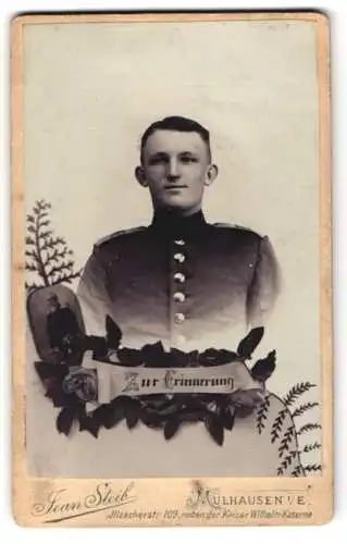 Fotografie Jean Steib, Mülhausen i. Els., junger Soldat in Uniform Rgt. 142, Passepartout mit Bild Grossherzog von Baden