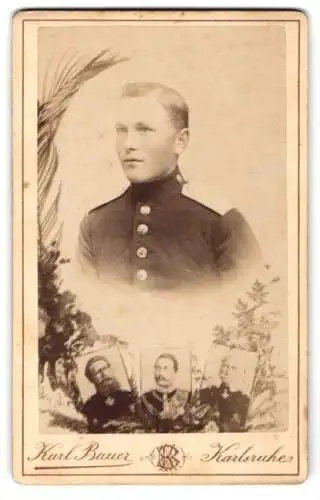 Fotografie Karl Bauer, Karlsruhe, junger Soldat in Uniform, Passepartout mit Kasier Friedrich III, Wilhelm I Wilhelm II.