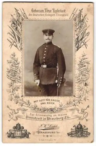 Fotografie J. K. Lischka, Strassburg i. Els., Soldat in Uniform mit Bajonett, Passepartout mit Propaganda Sprüchen