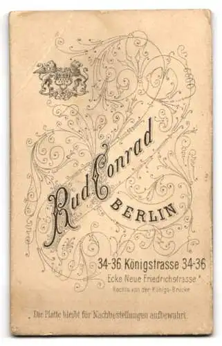 Fotografie Rud. Conrad, Berlin, Königstrasse 34-36, Mädchen mit Halskette & Puppe wohl gekleidet