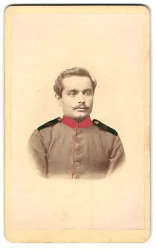 Fotografie Wilhelm Amann, Rastatt, Portrait Soldat in Uniform mit Schulterstück Rgt. 6, teilweise koloriert