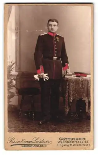 Fotografie Bein & von Leistner, Göttingen, Weenderstrasse 23, Soldat in Uniform mit Orden teilweise koloriert