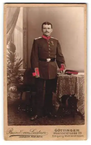 Fotografie Bein & von Leistner, Göttingen, Weenderstrasse 23, Soldat in uniform Rgt. 89 mit Orden teilweise koloriert