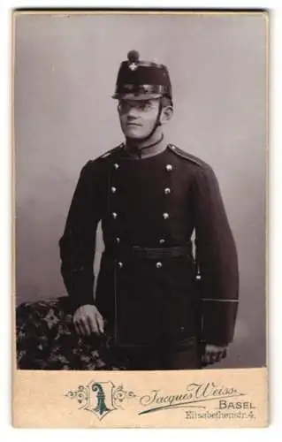 Fotografie Jacques Weiss, Basel, Elisabethenstrasse 4, Schweizer Soldat in Uniform mit Brille & Tschako