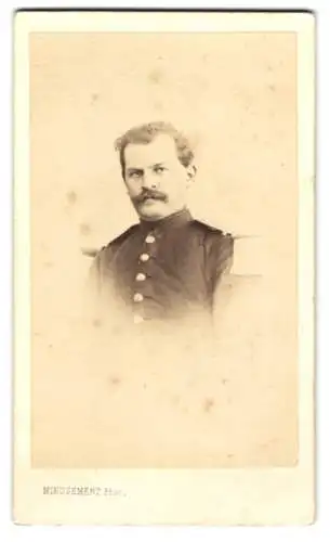 Fotografie Atelier Mieusement, Blois, 7 Rue Bretonnerie, Soldat in Uniform mit Epauletten