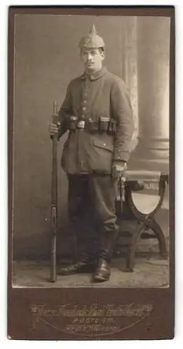 Fotografie Herm. Neudeck, Mosbach / Baden, Soldat mit Pickelhaubenürberzug Rgt. 27 & Gewehr, Kriegsausmarsch, 1.WK