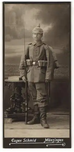 Fotografie Eugen Schmid, Münsingen, Kriegsausmarsch, Soldat mit Pickelhaubenüberzug Rgt. 248 & Ausrüstung, 1.WK