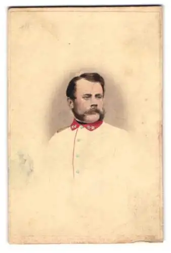 Fotografie unbekannter Fotograf und Ort, Portrait Adolf Müller Edler v. Seehof, K.u.k. Offizier, Uniform 1864, koloriert