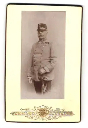 Fotografie Mignon - Portrait, Ort unbekannt, K.u.k. General in Uniform mit Ordensspange & Brustkreuz