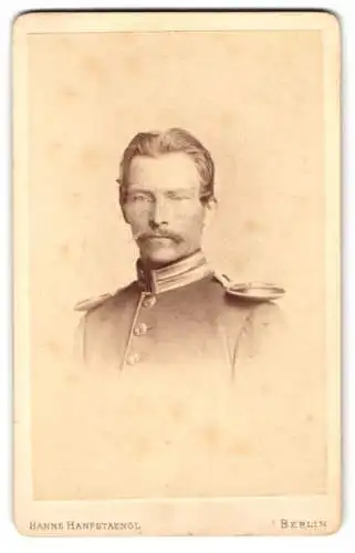 Fotografie Hanns Hanfstaengl, Berlin, Unter den Linden 59, Portrait Garde-Soldat in Uniform mit Epauletten