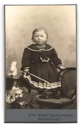 Fotografie Otto Wendt, Quedlinburg, Geschäftshaus mit Atelier in der Bahnhofstrasse 1, Portrait Mädchen im Matrosenanzug