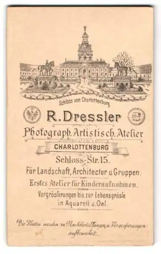 Fotografie R. Dressler, Berlin-Charlottenburg, Schloss Charlottenburg, Portrait Brünette Dame im Sonntagskleid