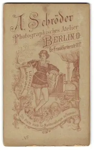 Fotografie A. Schröder, Berlin, Gr. Frankfurterstr. 117, Fotograf mit Plattenkamera im Atelier, Portrait junge Dame