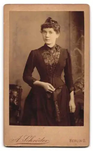 Fotografie A. Schröder, Berlin, Gr. Frankfurterstr. 117, Fotograf mit Plattenkamera im Atelier, Portrait junge Dame