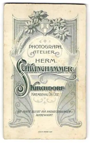 Fotografie Herm. Schwinghammer, Kirchdorf / Ob. Öst., Edelweiss & Ornamente, Portrait Edelmann mit Schnauzbart