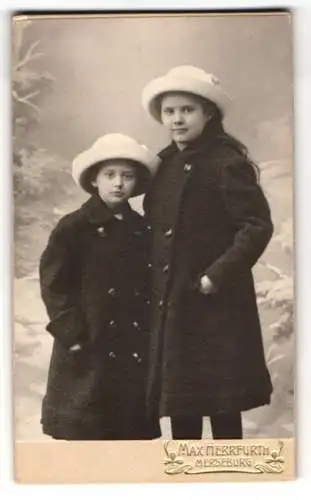Fotografie Max Herrfurth, Merseburg, Breitestr. 15, Mädchen tragen den gleichen Mantel & weissen Hut