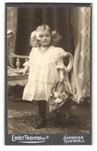 Fotografie Ernst Tremper, Hannover, Cellerstr. 19, blondes Mädchen im weissen Kleid mit Spitze einen Blumenkorb haltend