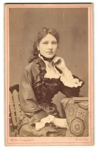 Fotografie Wilhelm Grundner, Berlin, Friedrichstrasse 178, Portrait hübsche junge Frau mit Schmuck - Kreuz-Anhänger