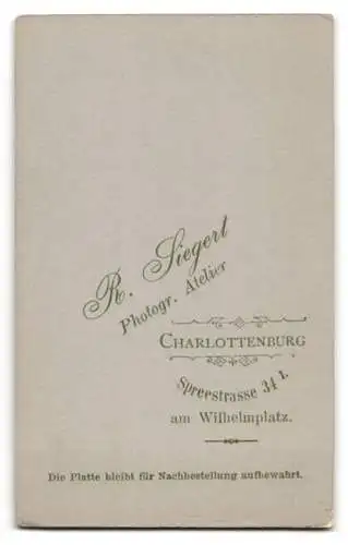 Fotografie R. Siegert, Berlin-Charlottenburg, Spreestr. 34, Knabe mit Schulranzen, Schirmmütze & Mantel