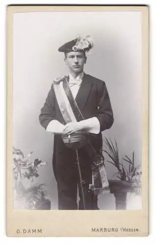 Fotografie O. Damm, Marburg / Hessen, Augustinergasse, Student in vollem Wichs mit Schläger & Schärpe vor der Mensur