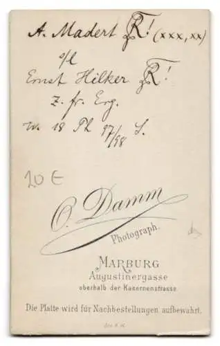 Fotografie O. Damm, Marburg / Hessen, Augustinergasse, Student in vollem Wichs mit Schläger & Schärpe vor der Mensur