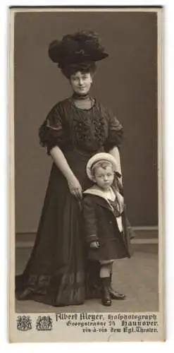 Fotografie Albert Meyer, Hannover, Georgstrasse 24, glückliche Mutter im schwarzen Ensemble trägt grossen Hut
