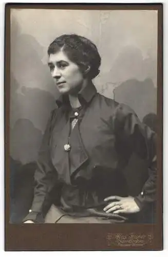 Fotografie Max Huber, Pfarrkirchen, Passauerstrasse, Portrait Brünette Dame Paula Weiss trägt modische Bluse 1917