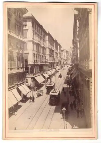 Fotografie unbekannter Fotograf, Ansicht Genova - Genua, Via Roma mit Strassenbahn und Ladengeschäften