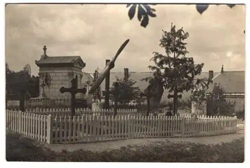 Fotografie unbekannter Fotograf, Ansicht Asfeld-la-Ville, Soldatenfriedhof mit Gräbern des Kampfgeschwader 2. O.H.L.