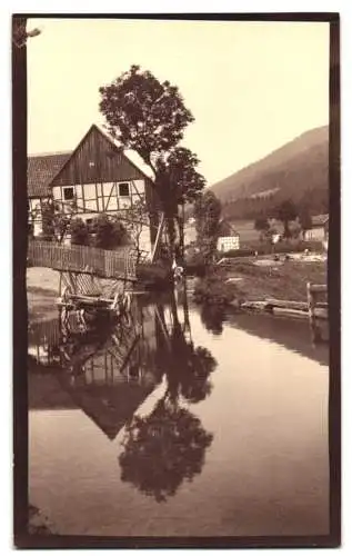 Fotografie unbekannter Fotograf, Ansicht Hoppecke, Diemel Fluss mit Blick in den Ort, Fachwerkhaus