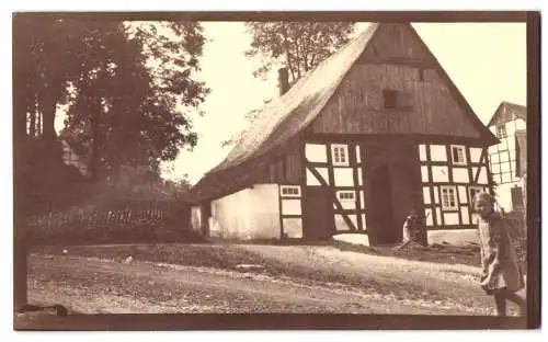 Fotografie unbekannter Fotograf, Ansicht Hoppecke, altes Fachwerkhaus im Ort
