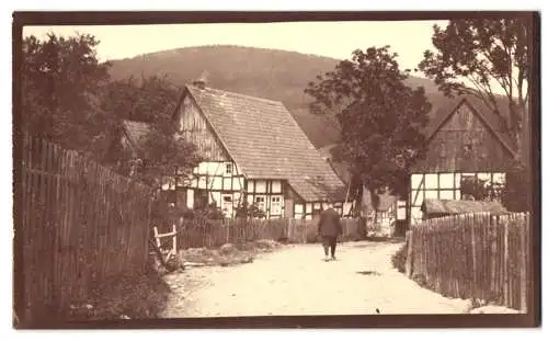 Fotografie unbekannter Fotograf, Ansicht Messinghausen, Weg im Ort mit Wanderer, Fachwerkhaus, 1912