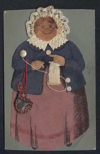 Filz-AK Eine ältere Dame im mit Kleid, Mantel und Haube aus echtem Stoff beim Stricken