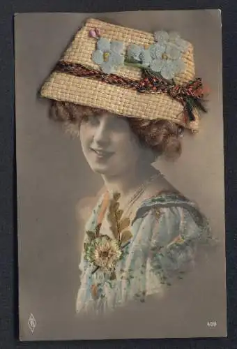 Echt-Haar-AK Eine junge Frau mit echtem Haar und Hut aus Stoff