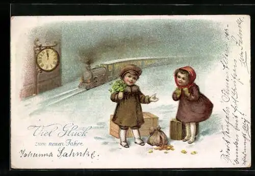 Präge-AK Kinderpaar mit Kleeblättern zu Neujahr vor einfahrendem Zug