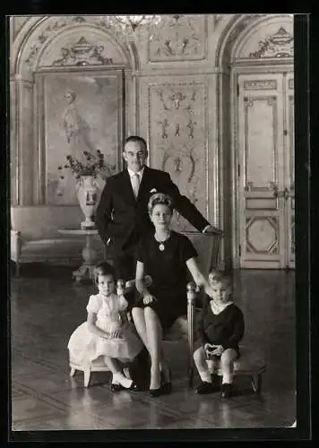 AK Prinz Rainier von Monaco mit seiner Frau Prinzessin Grace Kelly und den Kindern Albert und Caroline