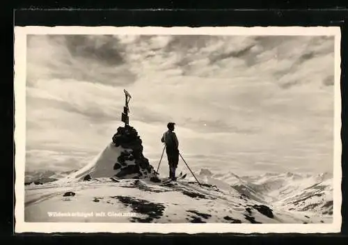Foto-AK Wildenkarkogel, Skiläufer auf der Bergspitze mit dem Glemmtal