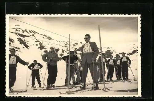 Foto-AK Ski-Läufer mit Startnummern bei einem Slalom-Wettbewerb
