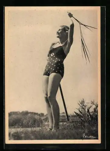 AK Eine junge Frau im Badeanzug, Reklame für Ceadon Stuhlregelungsmittel